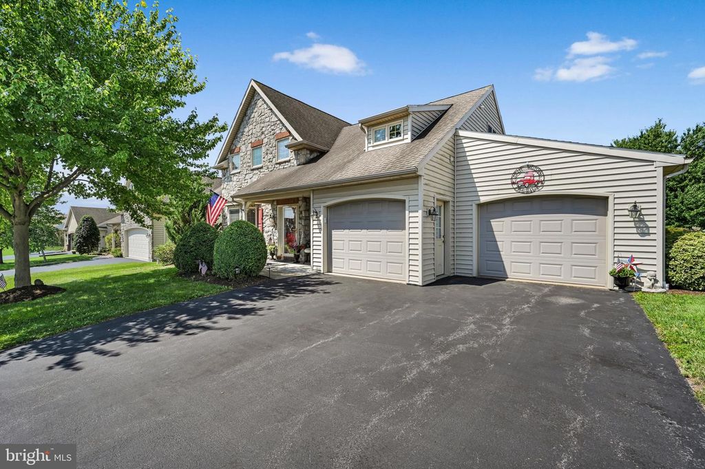 1066 CAMBRIDGE DR, Manheim, PA 17545