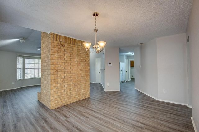 406 Valley Spring Drive, Arlington, TX 76018