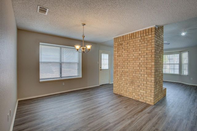 406 Valley Spring Drive, Arlington, TX 76018