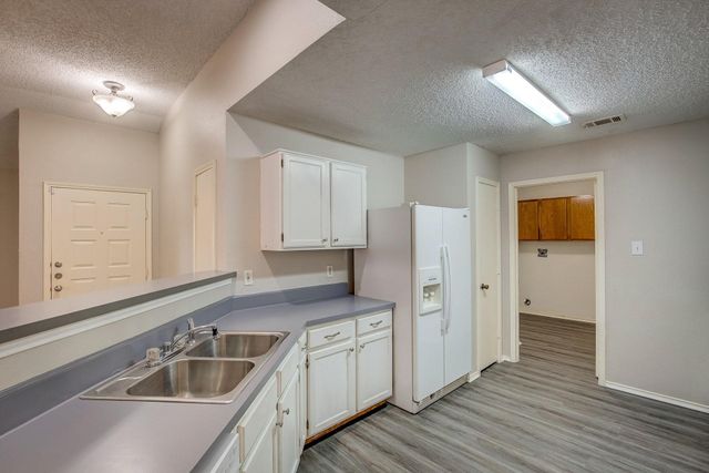 406 Valley Spring Drive, Arlington, TX 76018