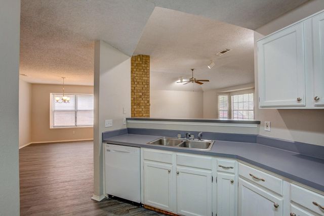 406 Valley Spring Drive, Arlington, TX 76018