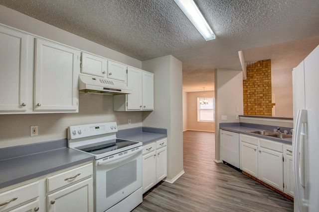 406 Valley Spring Drive, Arlington, TX 76018