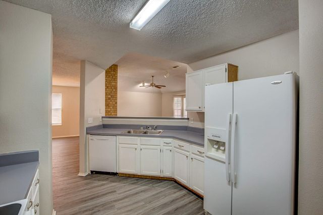 406 Valley Spring Drive, Arlington, TX 76018