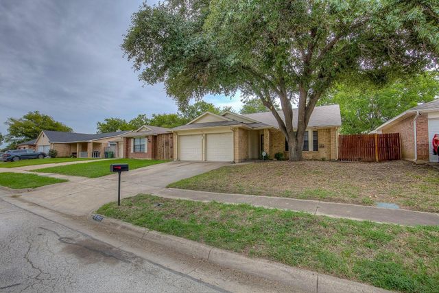 406 Valley Spring Drive, Arlington, TX 76018