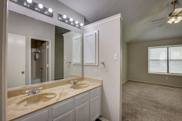 406 Valley Spring Drive, Arlington, TX 76018