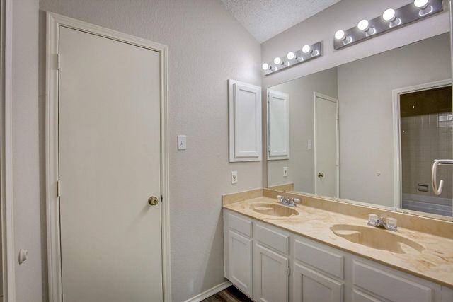 406 Valley Spring Drive, Arlington, TX 76018