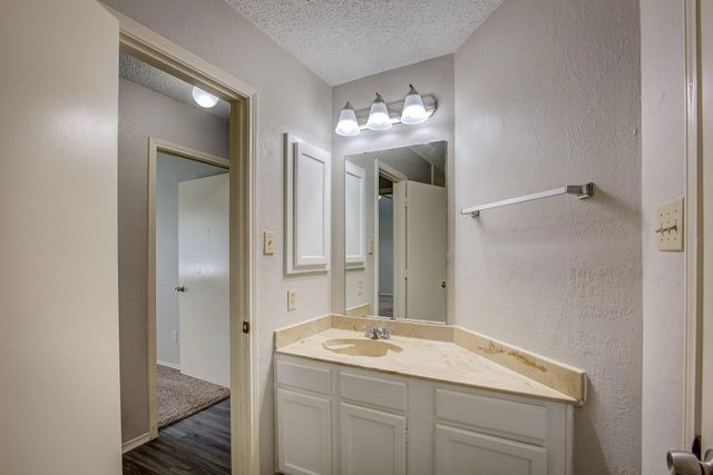 406 Valley Spring Drive, Arlington, TX 76018