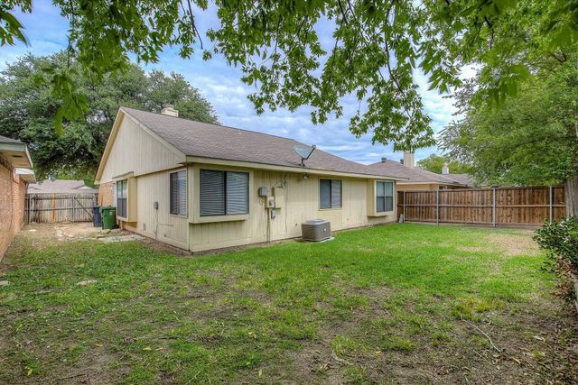 406 Valley Spring Drive, Arlington, TX 76018