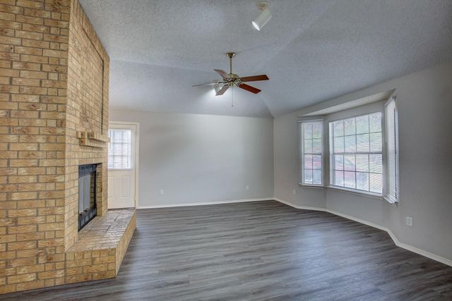 406 Valley Spring Drive, Arlington, TX 76018