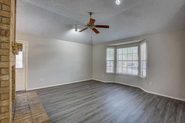 406 Valley Spring Drive, Arlington, TX 76018