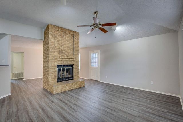 406 Valley Spring Drive, Arlington, TX 76018