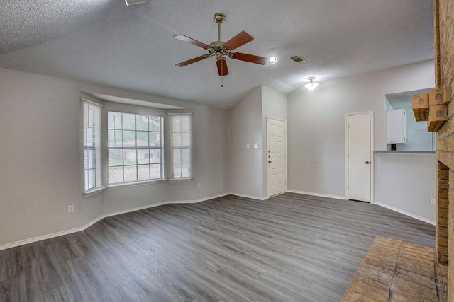 406 Valley Spring Drive, Arlington, TX 76018