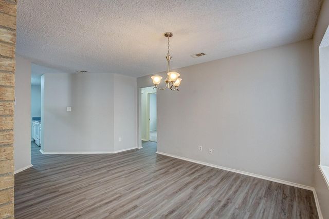 406 Valley Spring Drive, Arlington, TX 76018