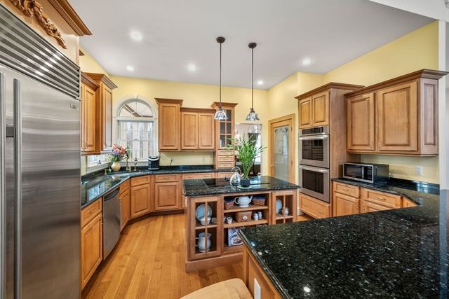 332 Division Rd, Dartmouth, MA 02748