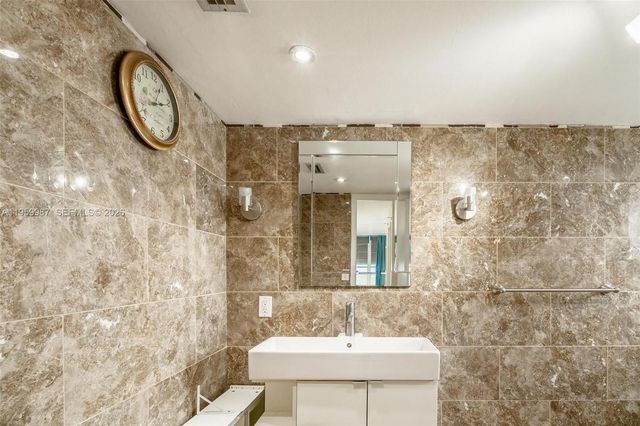 1750 NE 191st St 700-1, Miami, FL 33179