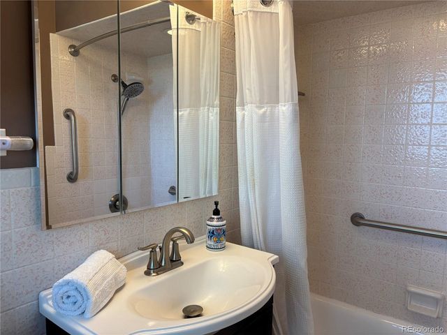 8515 Meadowlark Dr, Lakewood, CO 80226