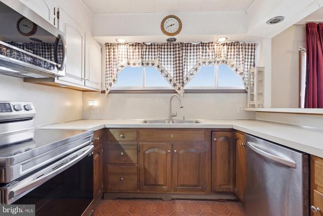 79 AUTUMN LN, Levittown, PA 19055