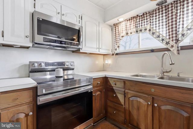 79 AUTUMN LN, Levittown, PA 19055