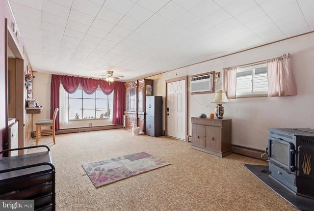 79 AUTUMN LN, Levittown, PA 19055