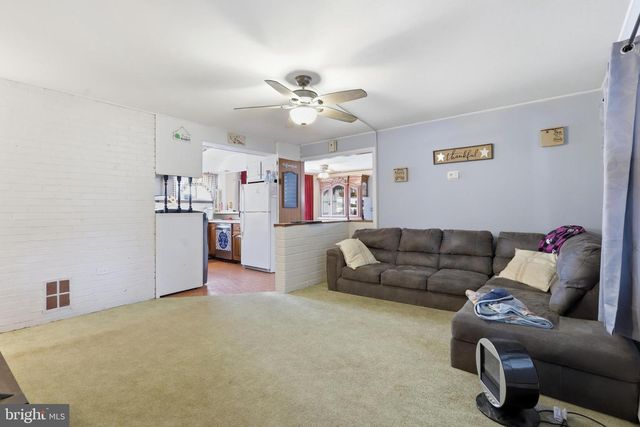 79 AUTUMN LN, Levittown, PA 19055