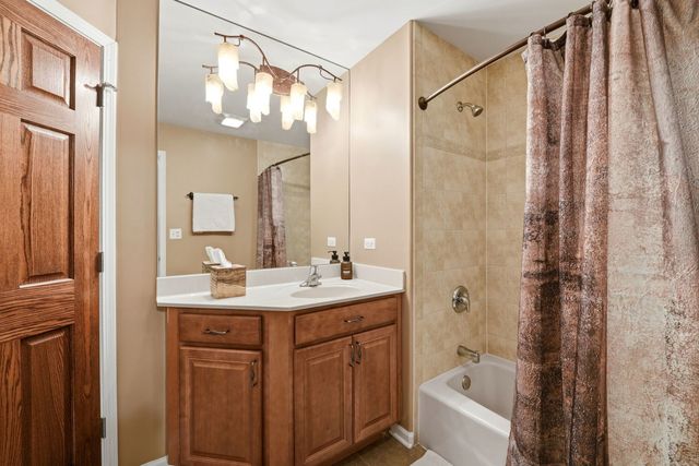 1406 W Rue Paris Place, Inverness, IL 60067
