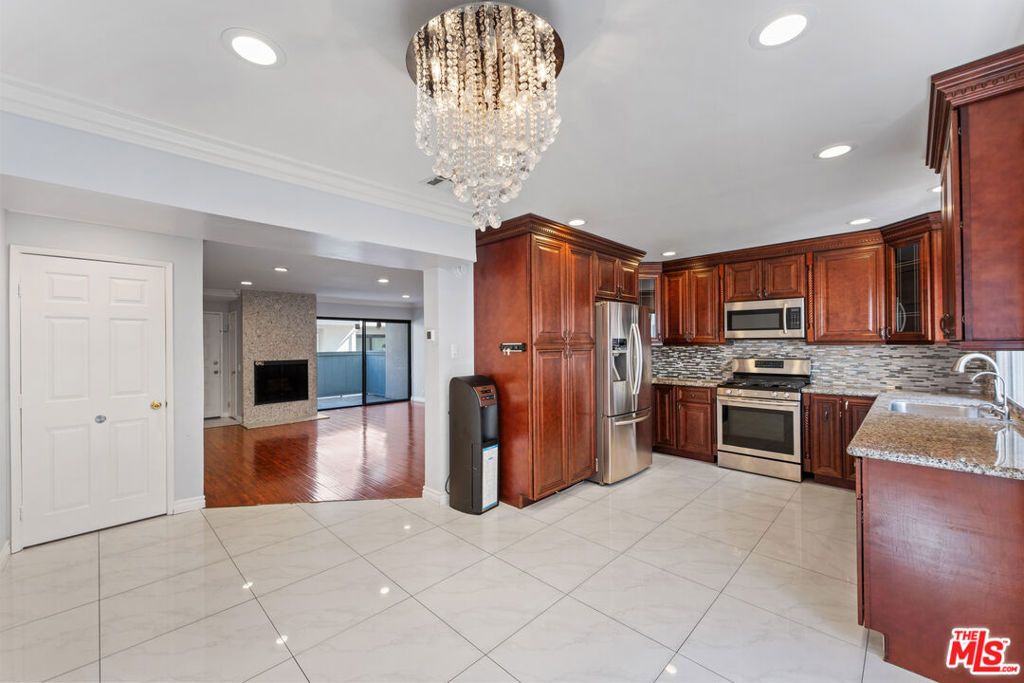 7869 Ventura Canyon Avenue 306, Panorama City, CA 91402 — exterior