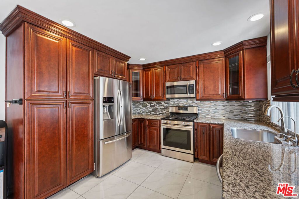 7869 Ventura Canyon Avenue 306, Panorama City, CA 91402 — photo 3