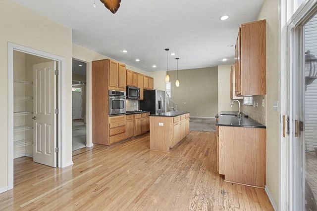 1530 S Lancaster Lane, Libertyville, IL 60048