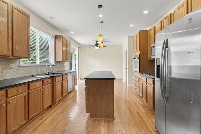 1530 S Lancaster Lane, Libertyville, IL 60048