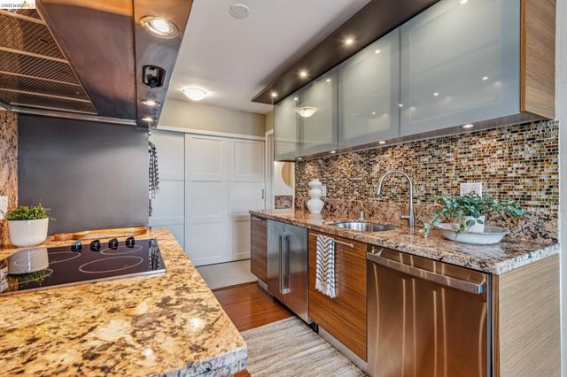 3 Captain Dr D406, Emeryville, CA 94608