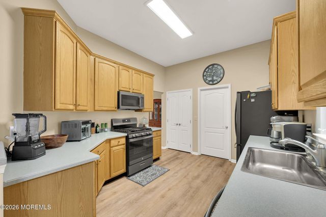 19 Goldenedge Way, Lakewood, NJ 08701