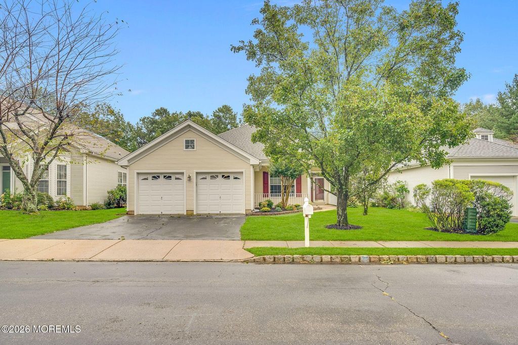 19 Goldenedge Way, Lakewood, NJ 08701