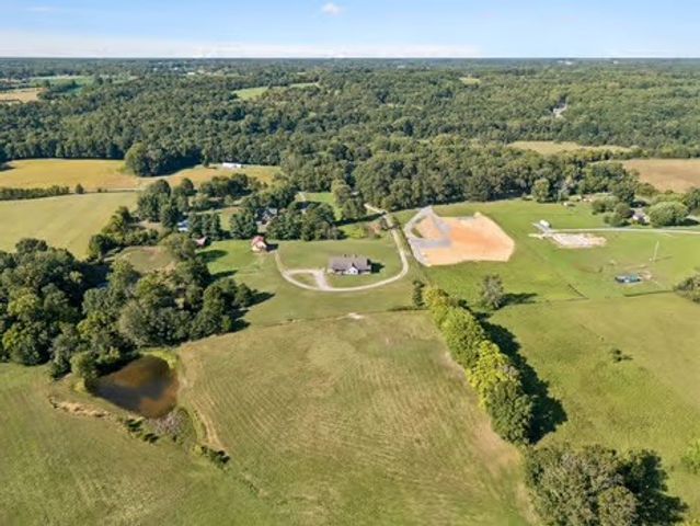 2118 Castelow Rd, Greenbrier, TN 37073