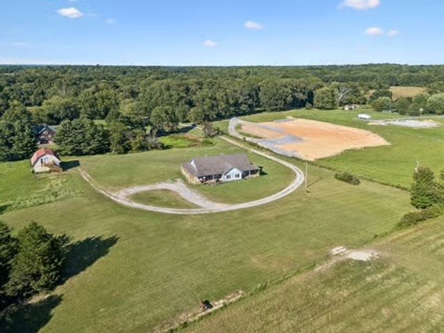 2118 Castelow Rd, Greenbrier, TN 37073