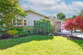 18 Shelter Hill Road, Plainview, NY 11803