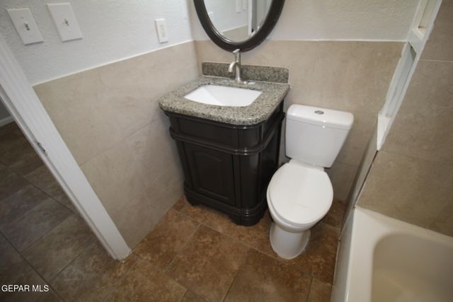 8903 OLD COUNTY Road A, El Paso, TX 79907