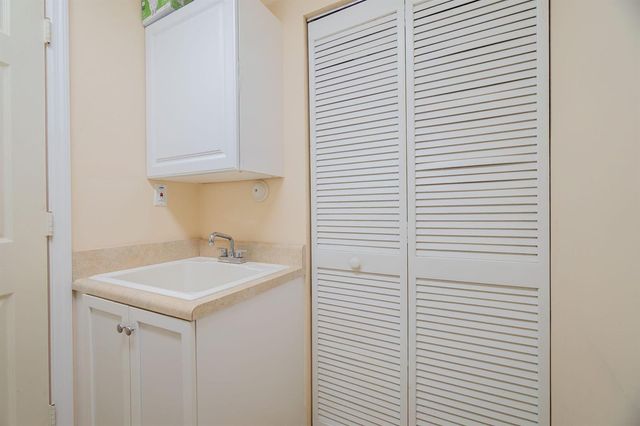6005 Newport Village Way, Lake Worth, FL 33463