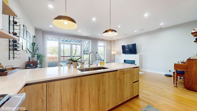 3056 N Lincoln Avenue 3, Chicago, IL 60657