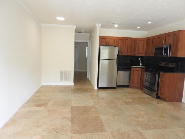 1872 NE 46th Street D11, Fort Lauderdale, FL 33308