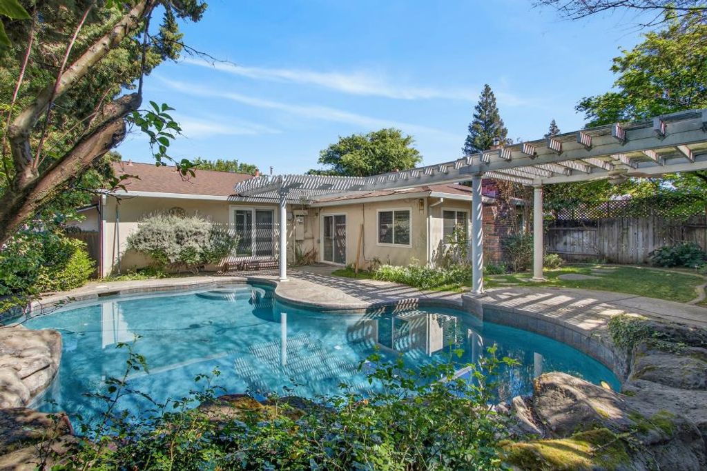 9184 Condesa Dr, Sacramento, CA 95826