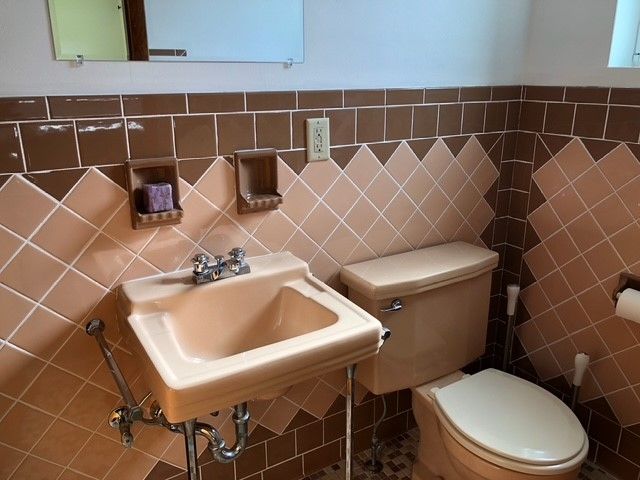 335 Commonwealth Ave, West Mifflin, PA 15122