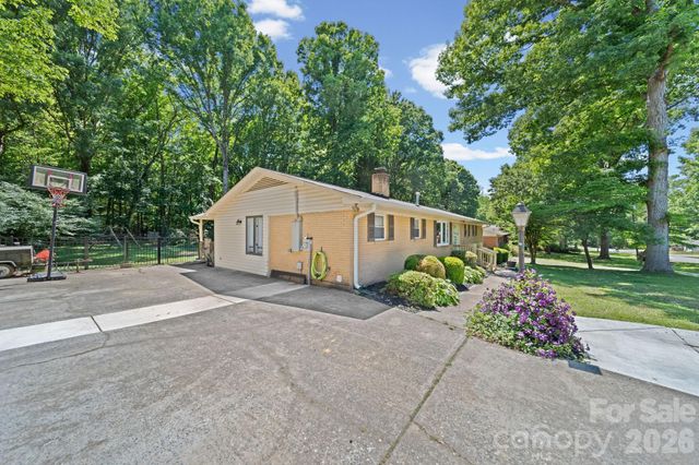 217 Robinson Avenue, Matthews, NC 28104