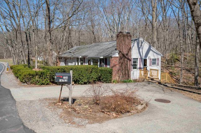 226 Amesbury Road, Kensington, NH 03833