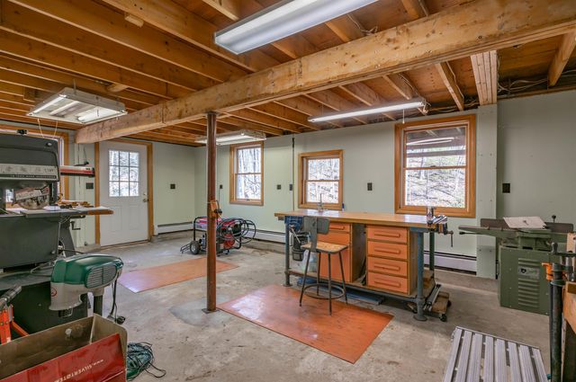 226 Amesbury Road, Kensington, NH 03833