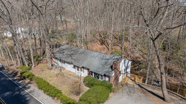 226 Amesbury Road, Kensington, NH 03833