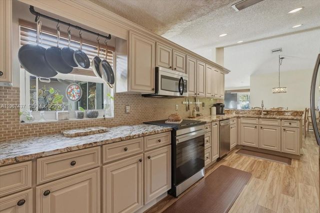 12640 SW 7th Pl, Davie, FL 33325