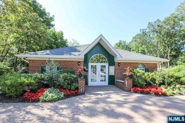 418 Poets Way, Mahwah, NJ 07430