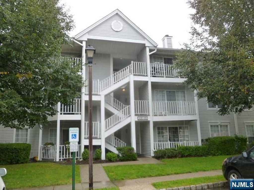 418 Poets Way, Mahwah, NJ 07430