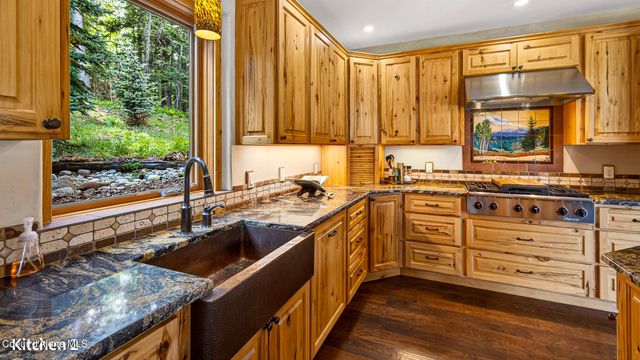 956 Carr Creek Rd, Sandpoint, ID 83864