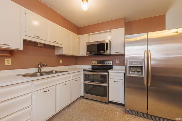 2003 S Phillip Drive, Muncie, IN 47302